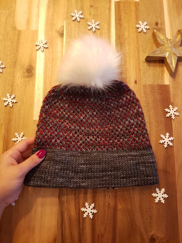 The knitted Two Tone Toque with a white faux-fur pom-pom